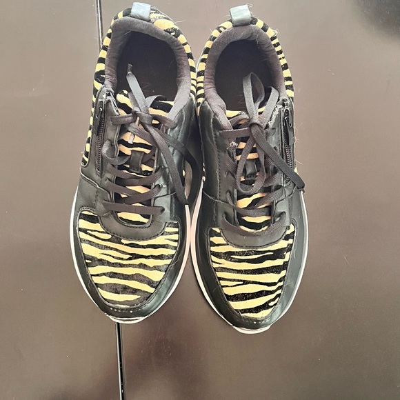 Vionic Black and Tan Sneakers with Athletic Silhouette - Picture 3 of 8